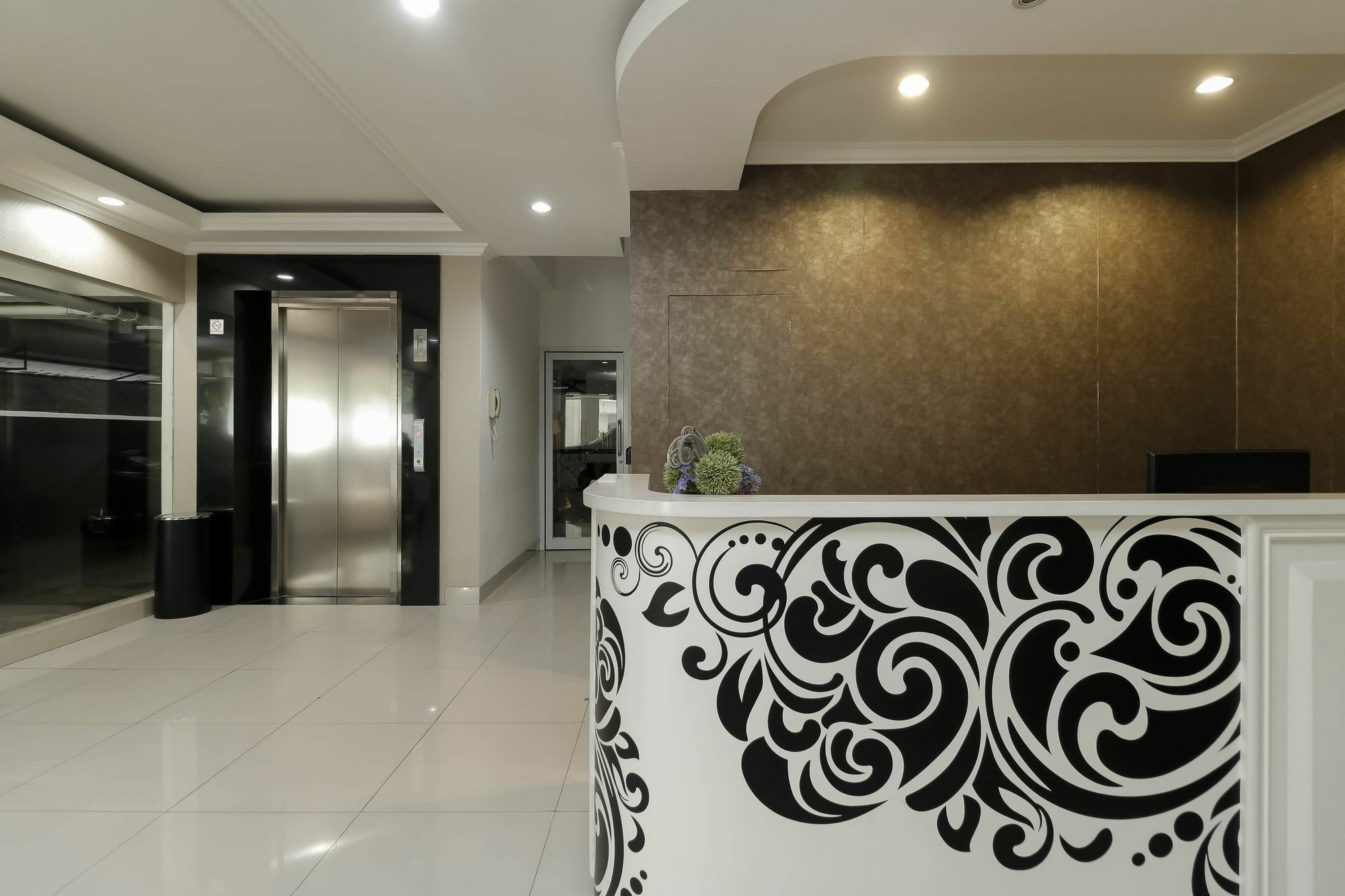 Reddoorz Plus @ Setiabudi Barat Jakarta Exterior photo